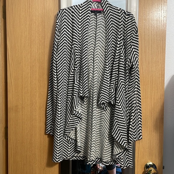 The Limited XL chevron pattern cross over cowl neck with top button or cardigan - Picture 7 of 9